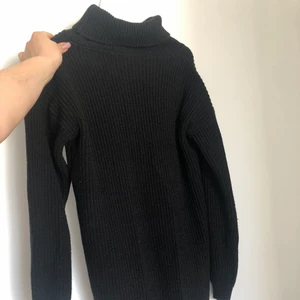 Sweaterklänning - Tjock, stickad klänning med polokrage. Skitsnygg med ett skärp till! Använd 2 ggr🦋