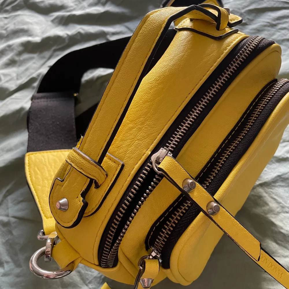 Säljer min älskade gula väska som jag har haft på mig nästan varje dag på sommaren!!! Den har inga hål i sig elelr något likadant . Väskor.