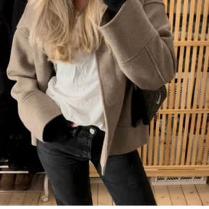 Beige vårjacka - Säljer min knappt använda vår kappa från kappahl i storlek M (trodde de var S, skrev de tidigare men jag bär sjölv alltid S eller xs, förlåt om ni busade i tro om att de va s isf behöver ni inte köpa den ❤️❤️) (lånade bilder) köpt direkt för:1000kr💕💕