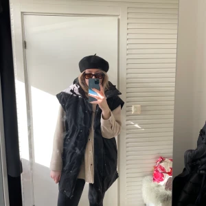 Väst från Zara - Svart väst från Zara. Lite längre i modellen. Bra luva som täcker bra tycker jag. I princip oanvänd! Innerficka och fickor på sidorna. Skickar gärna mer bilder om det önskas 🤎
