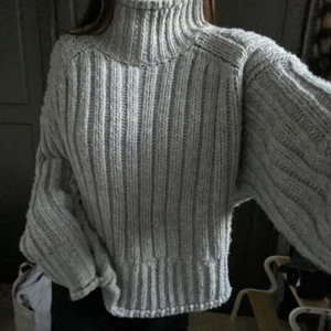 Grå stickad turtleneck tröja  - Säljer den här grå stickad turtleneck tröja från h&m, använda 3-4 gång, bra skick och mjuk 