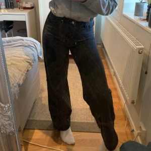 Jeans från Missguided strl 36 - Ett par snygga, svarta jeans från Missguided i strl 36. Säljer p.g.a. inte använder längre. Knappt använda. Köparen står för frakt!!