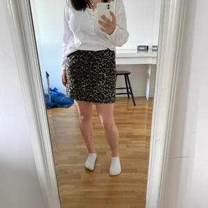 Leopard mönstrad kjol i lite tjockare material. Jag tycker den är perfekt nu till våren!