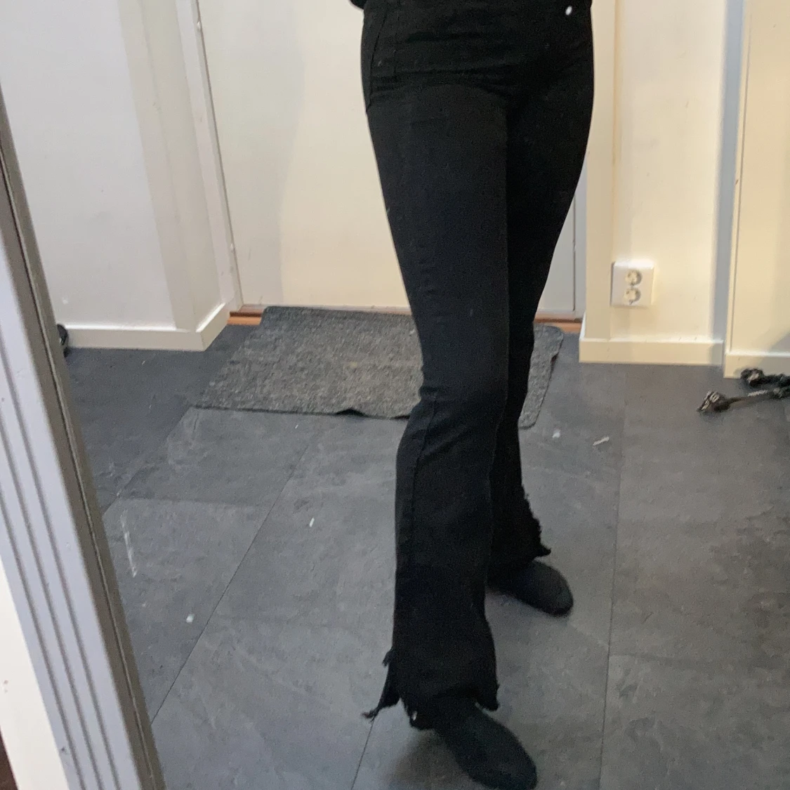 Svarta jeans med slits