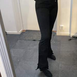 Svarta Bootcut jeans med slits 
