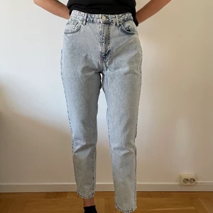Jeans - Blåa jeans lite pösiga i modellen kommer från GinaTricot och i storlek 40. Säljer för 150