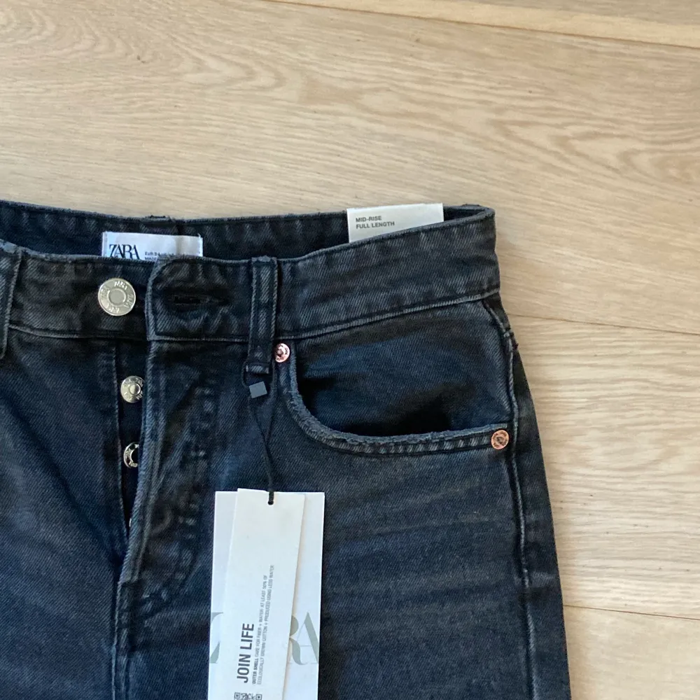 Intressekoll på dessa populära jeans från zara som är helt slutsålda, vill kolla intresset eftersom de var för små för mig:) storlek 34 och är som sagt i nyskick. Vid högt intresse blir det budgivning. Jeans & Byxor.