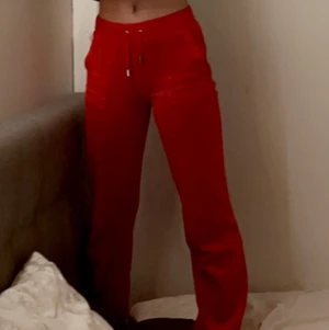 Juicy couture byxor  - Nästan helt nya juicy couture byxor, i mycket bra skick! Säljer pga att jag vill köpa en större storlek och annan färg. Det är ett av de skönaste plaggen jag ägt. Utgångspris är 850, men budgivning om det finns stort intresse! Original pris: 1100. Du som köpare står för frakten