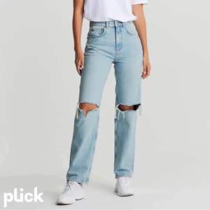 Jättefina 90’s jeans från Gina kommer inte till användning men ser helt nya ut långa i benen så om man är kort kan man vika upp eller klippa av ,hör av er vid frågor💕