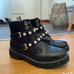 Svarta boots med detaljer
