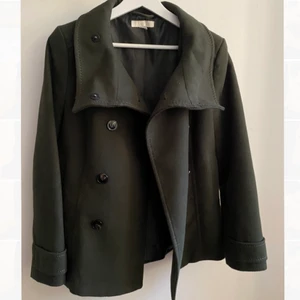 Kappa  - Säljer den här fina militärgröna kappan från h&m som inte kommer till användning! Köparen står för frakten 