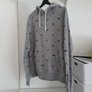 Grå hoodie  - En grå hoodie ifrån HM, använd ett par gånger men i fint skick. Har ni några frågor eller vill ha fler bilder är det bara till att skriva. Betalning via swish.