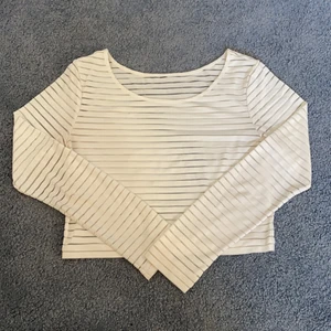 Vit tröja - Fin vit tröja med transparenta linjer. Små fläckar på några ställen som knappt syns! Taggen är borttagen men den är från H&M. Osäker på storleken men skulle gissa S/M!