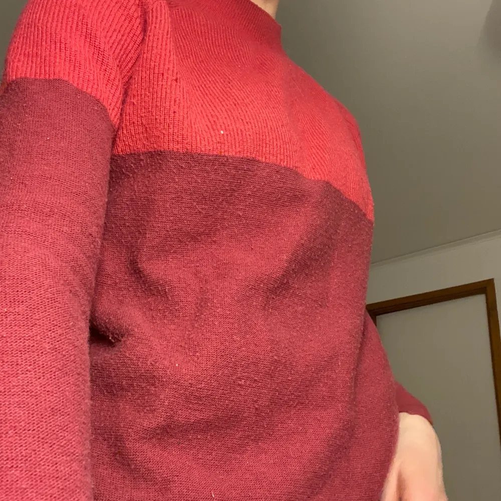 Röd tröja från Med ango, storlek s. Lite knottrig men väldigt skön. Slitsen på ena ärmen har gått upp lite men lätt att sy igen eller sprätta upp andra sidan!. Stickat.