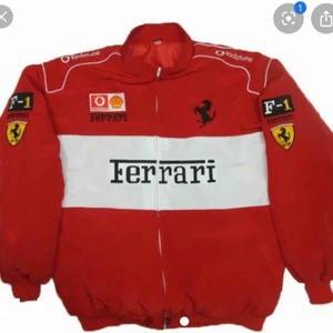 Ferrari vintage kvinno jacka!!! SÖKER - Hej jag söker denna jacka mellan storlek S-M. Helst röd! 