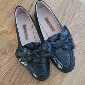 Loafers i läder  - Loafers i äkta läder från Zara strl 37, oanvänd.