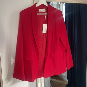 Röd kavaj  - Från NLY trend, storlek 36