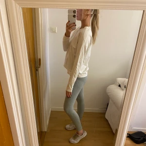 Sportig tjocktröja  - Säljer nu en sportig sweatshirt från märket Etirel i storlek M! Den är perfekt att slänga på sig innan eller efter ett träningspass! Namnet Etirel står även på ryggen som en fin detalj! Tröjan är använd vid fåtal tillfällen och är i bra skick!🥰