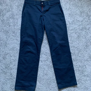 Blåa Dickies byxor  - Dickies byxor mörkblå. Slim straight work pant flex mjuka. Assnygga och trendiga. Köparen står för frakt. 