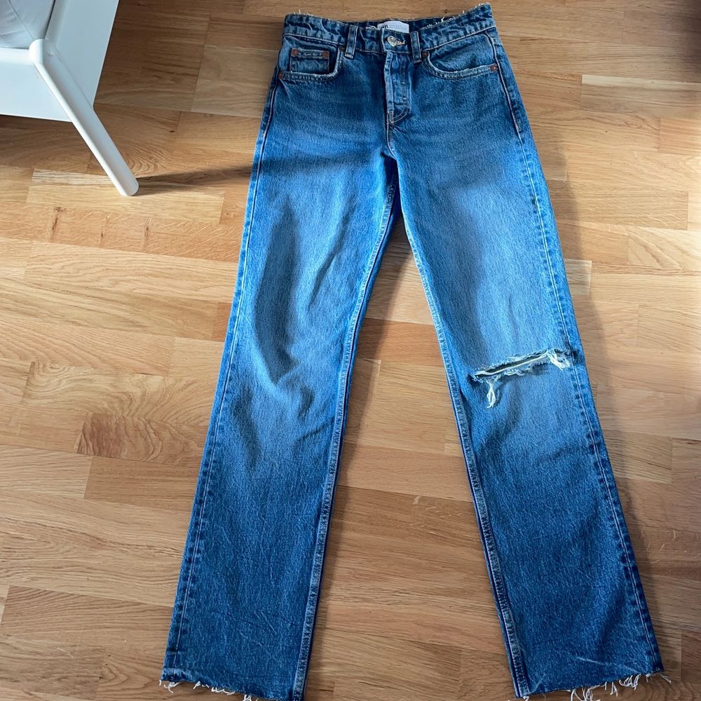 Jätte populära mid rise straight jeans från Zara i stl 32. Jag har klippt av precis vid sömmen läsgst ner men dom är fortfarande väldigt långa. Har bara använt dom en gång så dom är som helt nya. Skriv gärna privat om ni undrar nåt🤩💗. Jeans & Byxor.