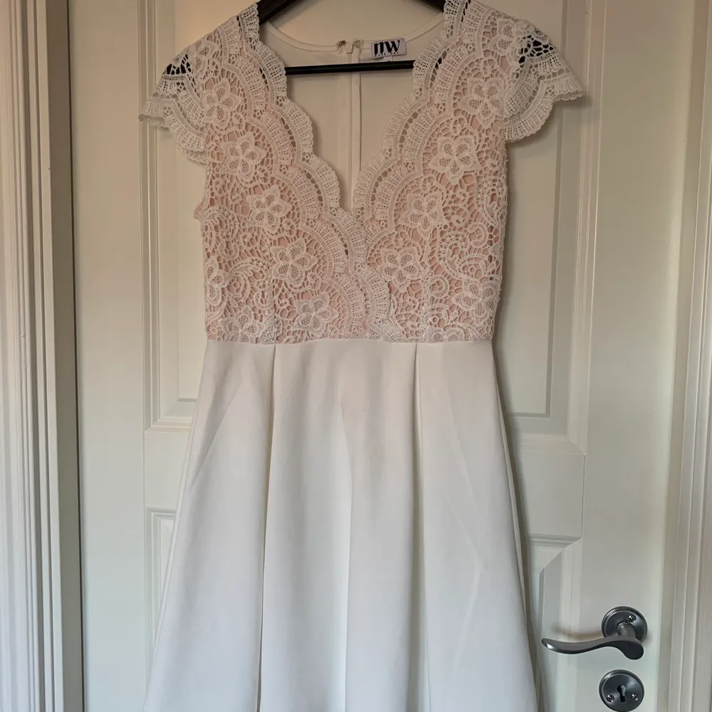 Jättegullig vit klänning från bubbelroom i storlek 36, använd en gång bara. Går till knäna ungefär på mig som är 168cm. Klänningar.
