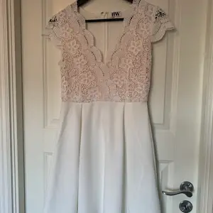 Jättegullig vit klänning från bubbelroom i storlek 36, använd en gång bara. Går till knäna ungefär på mig som är 168cm