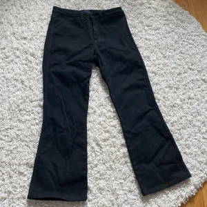 Svarta momjeans från Filippa K - Svarta jeans, nyköpta och bara använda två gånger, köpt för 1500 men säljer för 300, skriv privat om du har frågor💕