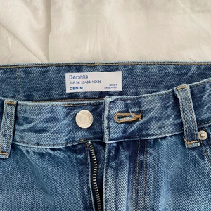 Jeans - Säljer dessa jättefina jeans i stlk 36 men skulle nog säga att jeansen även passar i en 38, passar mig perfekt som är 166cm. Ändast använd en gång i somras! Frakt ingår i priset!!