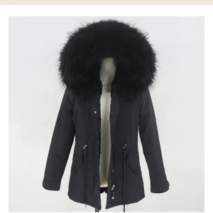 ”Scarlett jacket” - femeninaofsweden.se - En jättefin jacka från femeninaofsweden.se, nästintill oanvänd då jag haft den 2 gånger. Storlek S - jag är 174cm lång, jackan slutar precis över ändan på mig. Mycket fin päls och materialet på jackan är vattentät. Jag har så många jackor så denna står bara och dammar i garderoben. Vid snabbaffär går pris att diskutera, ordinarie pris 3199kr, mitt pris 2400kr. Skriv till mig om fler bilder önskas. 