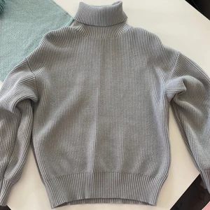 Stickad tröja  - Grå, stickad tröja från bikbok. Använt ett par gånger. Super mjuk och skön.