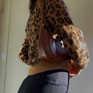 Stickad leopard tröja🤎 - Säljer denna mysig stickade leopard tröja, perfekt till våren  och går enkelt att styla den. Den är köpt på hm för 2 år sedan, så den är slutsåld. Vid frågor skicka iväg ett meddelande🤎 priset kan diskuteras i direktmedel anden🤎