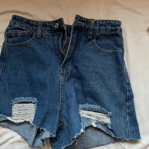 Jeansshorts  - Mina favoriter, älskar älskar älskar. Dom här jeansshortsen sitter så bra!🥰 dom är inte jätte tajta eller varma. Bra nu till sommaren. Dom sitter bra och skaver inte. Originalpris:129