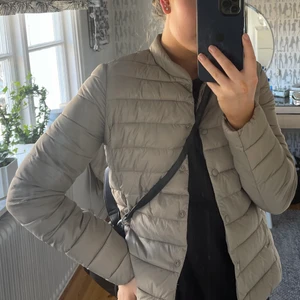 Jacka  - En tunnare täckjacka från h&m i en fantastisk grå/beige färg perfekt för våren. Knappt använd, mycket bra skick. Storlek 38. 150kr + eventuell frakt. 