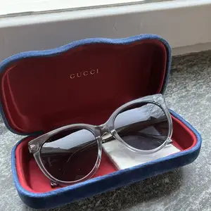 Säljer dessa supercoola solglasögon från Gucci då de knappt kommit till användning! Modellen heter GG0565S i stl 54-19 i färgen 003 (blå med blåa linser) Fodral och putsduk kommer också med❣️