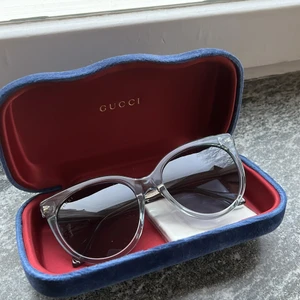 Gucci solglasögon - Säljer dessa supercoola solglasögon från Gucci då de knappt kommit till användning! Modellen heter GG0565S i stl 54-19 i färgen 003 (blå med blåa linser) Fodral och putsduk kommer också med❣️