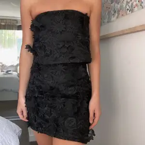 Supersnygg smickrande kjol från kookai.  Aldrig använd  nypris 140 aus (svarta på bilden) 