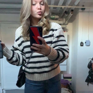 Randig stickad tröja  - Säljer nu denna tröja som är från hm, tröjan är i fint skicka och har inte använt den så mycket. Det är en s men passar nog S-L beroende på hur man vill att den ska sitta på!💖