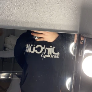 Säljer en dirtcult hoddie i stl xs - Dirtcult hoddie i svart i väldigt bra skick använt ca 3 gånger. 