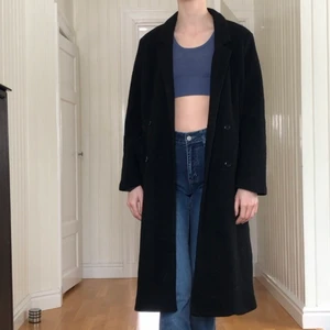 Lång svart kappa Monki - Lång svart kappa från Monki, i bra skick, några noppror. Storlek S. Skriv för fler bilder!