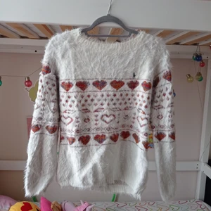 Vit polo tröja storlek XL - En vit Polo tröja med röda stickade hjärtan. Väldigt varm.(kontakta mig för frakt pris).