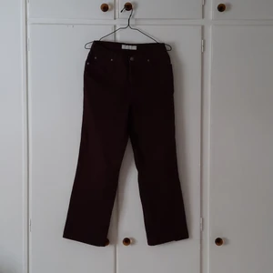 Calamity Jane's jeans - Ett par vinröda jeans, midjemått ca 78cm. Köpta på secondhand, i fint skick. Själv aldrig använt, säljer då de inte passar mig. Pris: 70kr + frakt