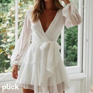 Studentklänning  - Superfin studentklänning som även passar perfekt till skolavslutningar. Endast prövad en gång men var tyvärr för liten. I fint skick! Köparen står för frakten. 