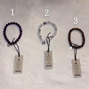 Kristall armband  - Säljer tre kristall armband. 1= ametist 2= howlite 3= tiger öga. 1st för 100kr + frakt, 2st för 150kr + frakt, 3st för 200kr + frakt.❤️