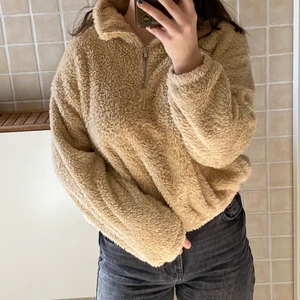 Teddy tröja  - Suuuper mysig Teddy tröja, precis lika fluffig på insidan som på utsidan 😍 börjar tyvärr bli lite liten för mig men den är fortfarande i exktremt bra skick då den bara är använd ett fåtal gånger 🤩🤩