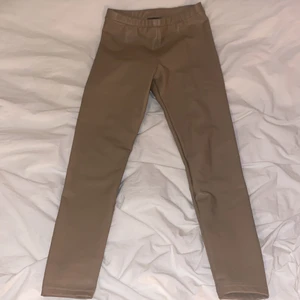 Leggings  - Ett par leggings i färgen beige. De kommer från Vs.miss, i storleken M men funkar som S. Inga skador eller missfärgningar. Plus frakt!