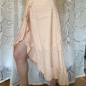 Ljusrosa omlottkjol - Superfin omlottkjol med härligt fall från shein. Endast använd ett fåtal gånger och säljer då jag inte gillar färgen. 