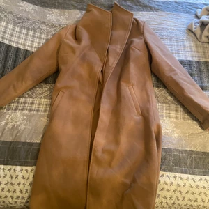 Superfin kappa i mörk beige i mocka.  - En super superfin kappa beiga i mocka som passar så bra nu till våren. Den e knappt använd. Liknande som dem som säljs på Zara 💓 hör av er för frågor eller prisdiskution 💓