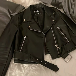 SKINNJACKA - Säljer min skitsnygga skinnjacka från ZARA då den är för liten, INGA  fläckar eller skador då den bara är använd 2-3 ggr. Jättesnygg o ball nu till våren då den är ganska tunn💖 Den är storlek S men som sagt liten i storlek så den passar till 100% en XS också! NYPRIS 559 kr! Hör av er!💗