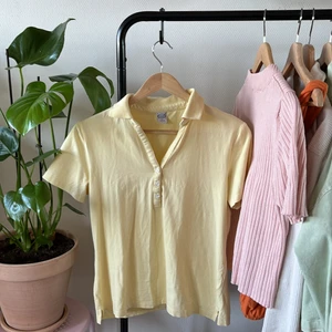 Piké t-shirt - knappt använd, köpt på sellpy