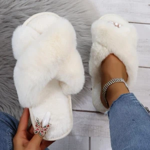 Faux White shoes - Säljer ett par päls tofflor i strl 40. De är helt nya. 